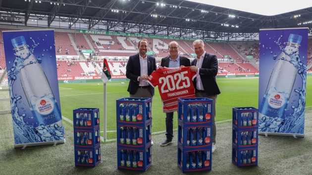 Franken Brunnen wird Mineralwasserpartner des FC Augsburg - v.l.: Michael Ströll (Geschäftsführer FC Augsburg), Michael Bartholl (Vorsitzender der Zentralgeschäftsführung Franken Brunnen) und Stefan Reuter (Geschäftsführer Sport FC Augsburg)